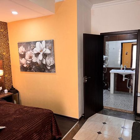 Two Lions Hotel Тбілісі Екстер'єр фото