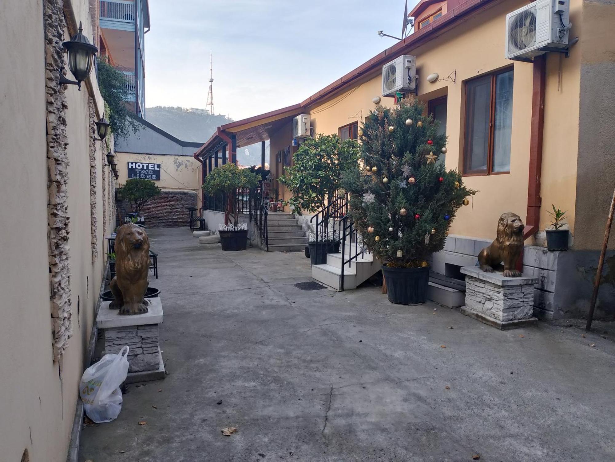 Two Lions Hotel Тбілісі Екстер'єр фото
