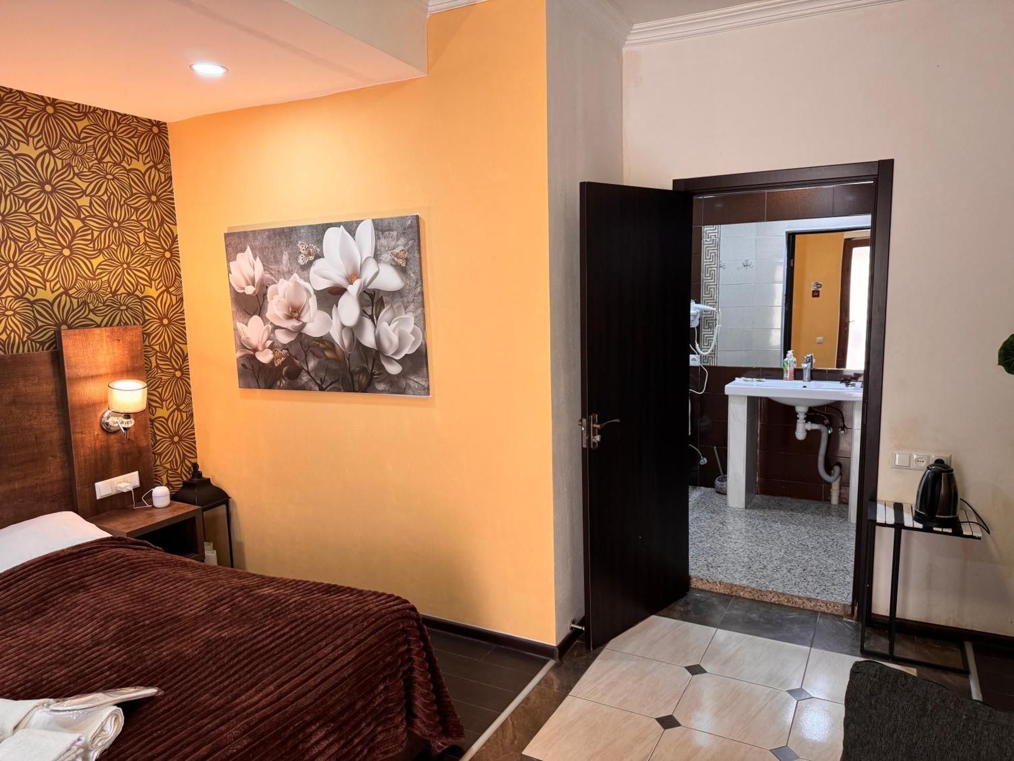 Two Lions Hotel Тбілісі Екстер'єр фото