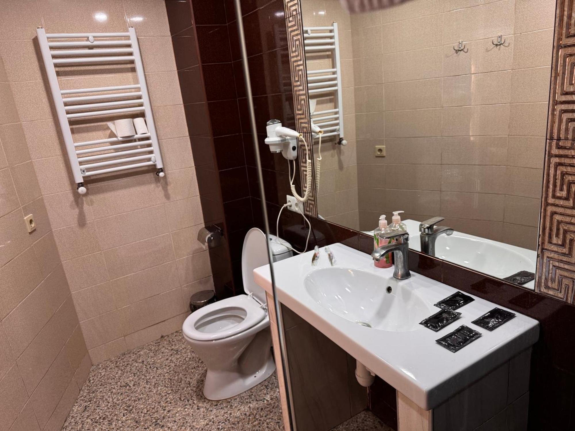 Two Lions Hotel Тбілісі Екстер'єр фото