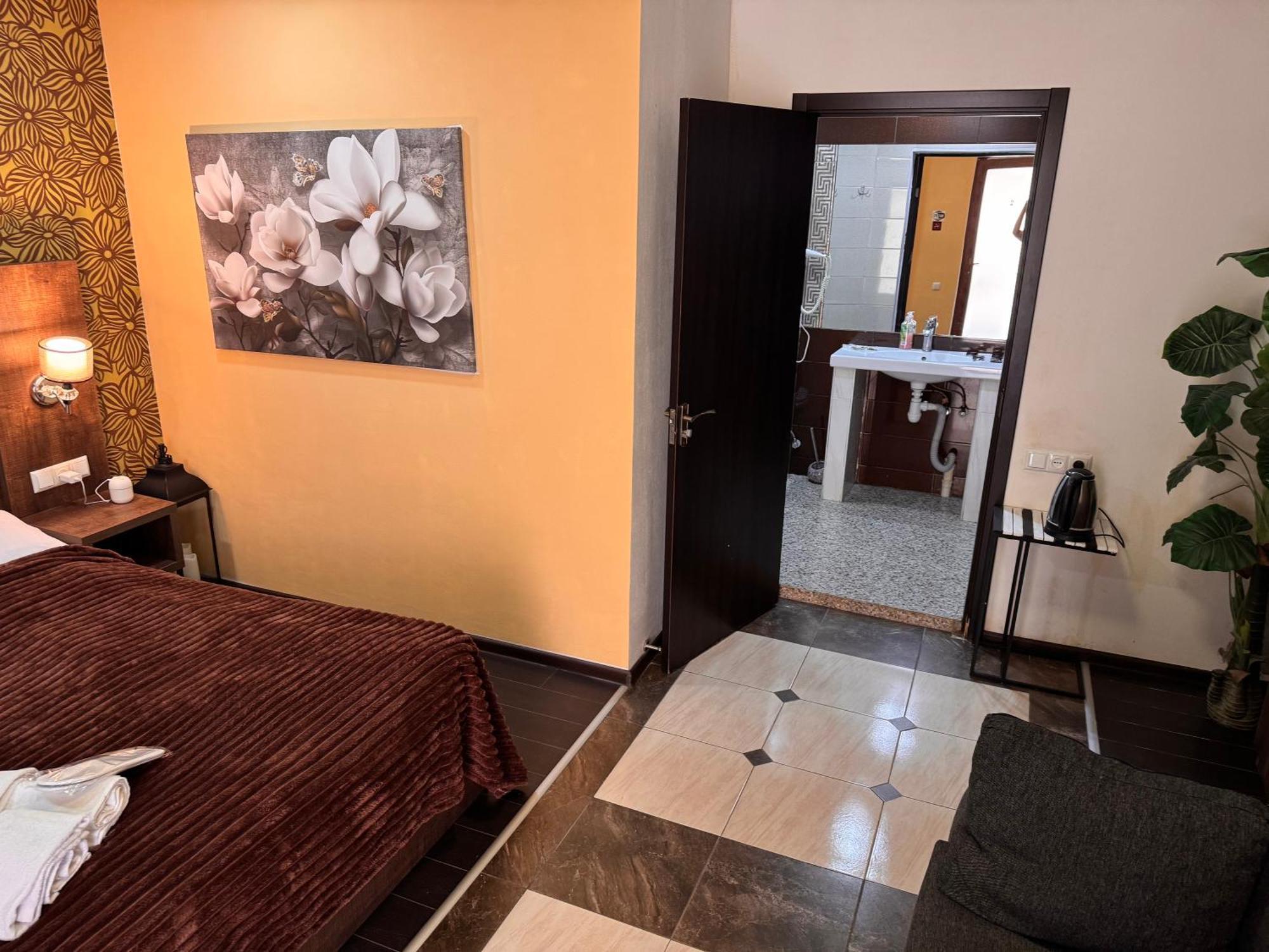 Two Lions Hotel Тбілісі Екстер'єр фото