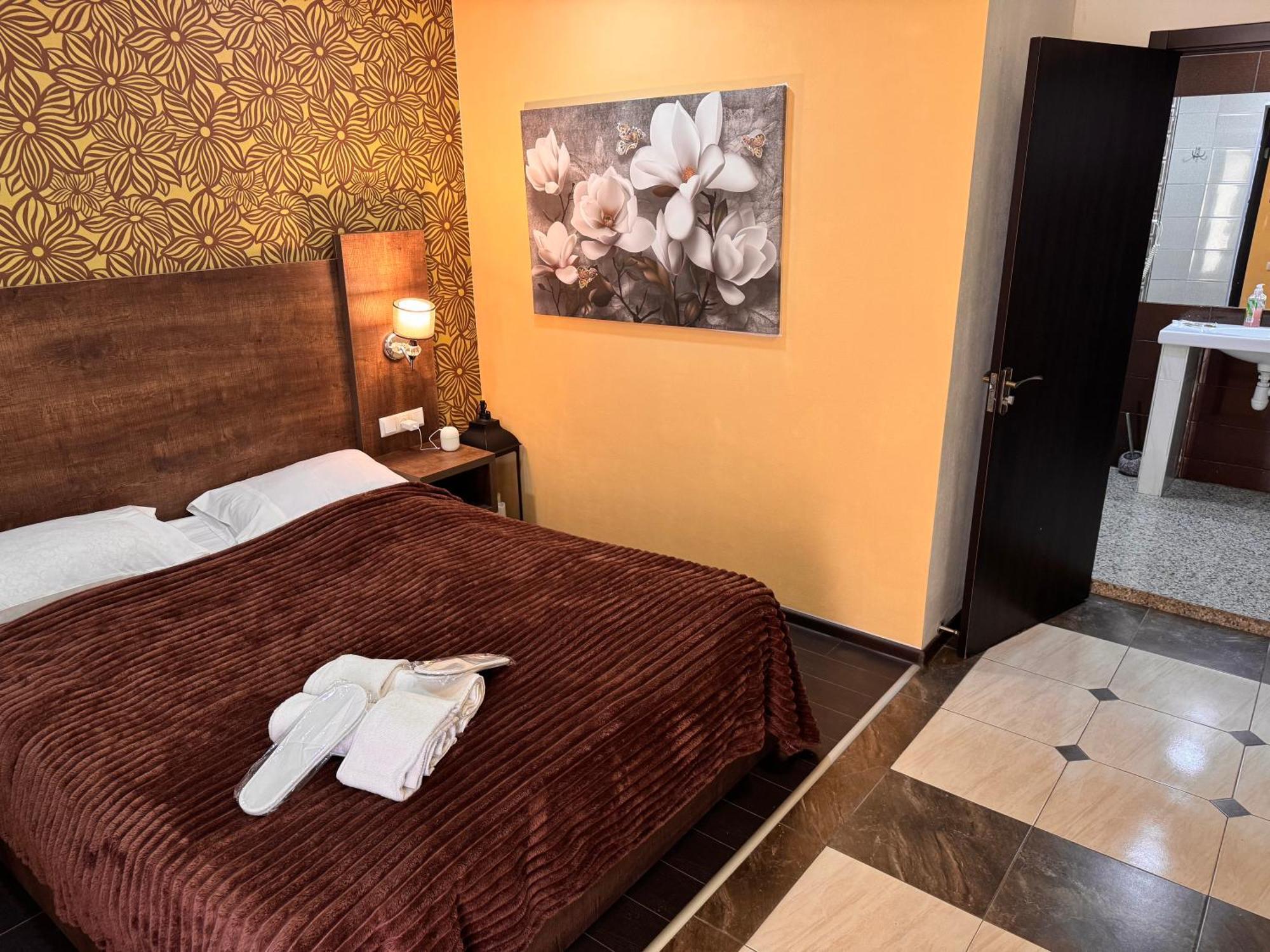 Two Lions Hotel Тбілісі Екстер'єр фото