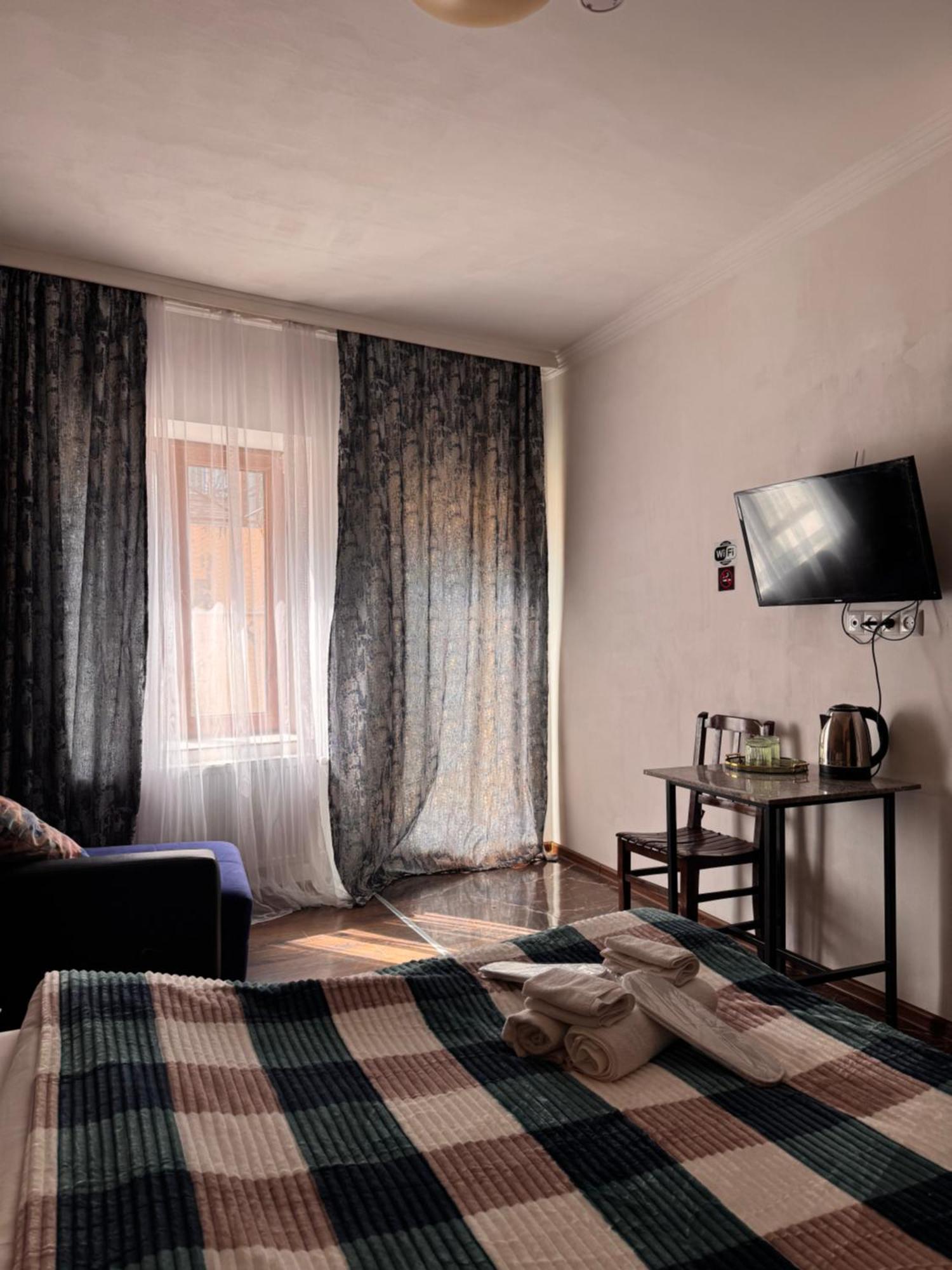 Two Lions Hotel Тбілісі Екстер'єр фото